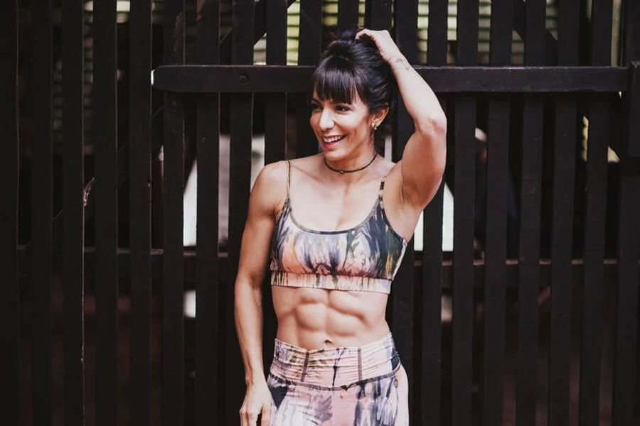 Carol Borba em postagem na praia.