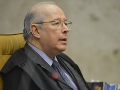 O ministro aposentado do Supremo Tribunal Federal Celso de Mello, sério, de perfil, de óculos de grau e roupa formal