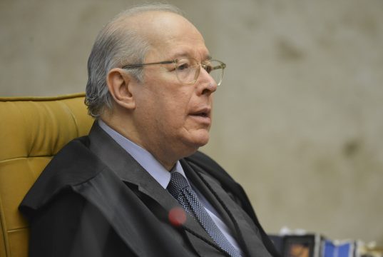 O ministro aposentado do Supremo Tribunal Federal Celso de Mello, sério, de perfil, de óculos de grau e roupa formal