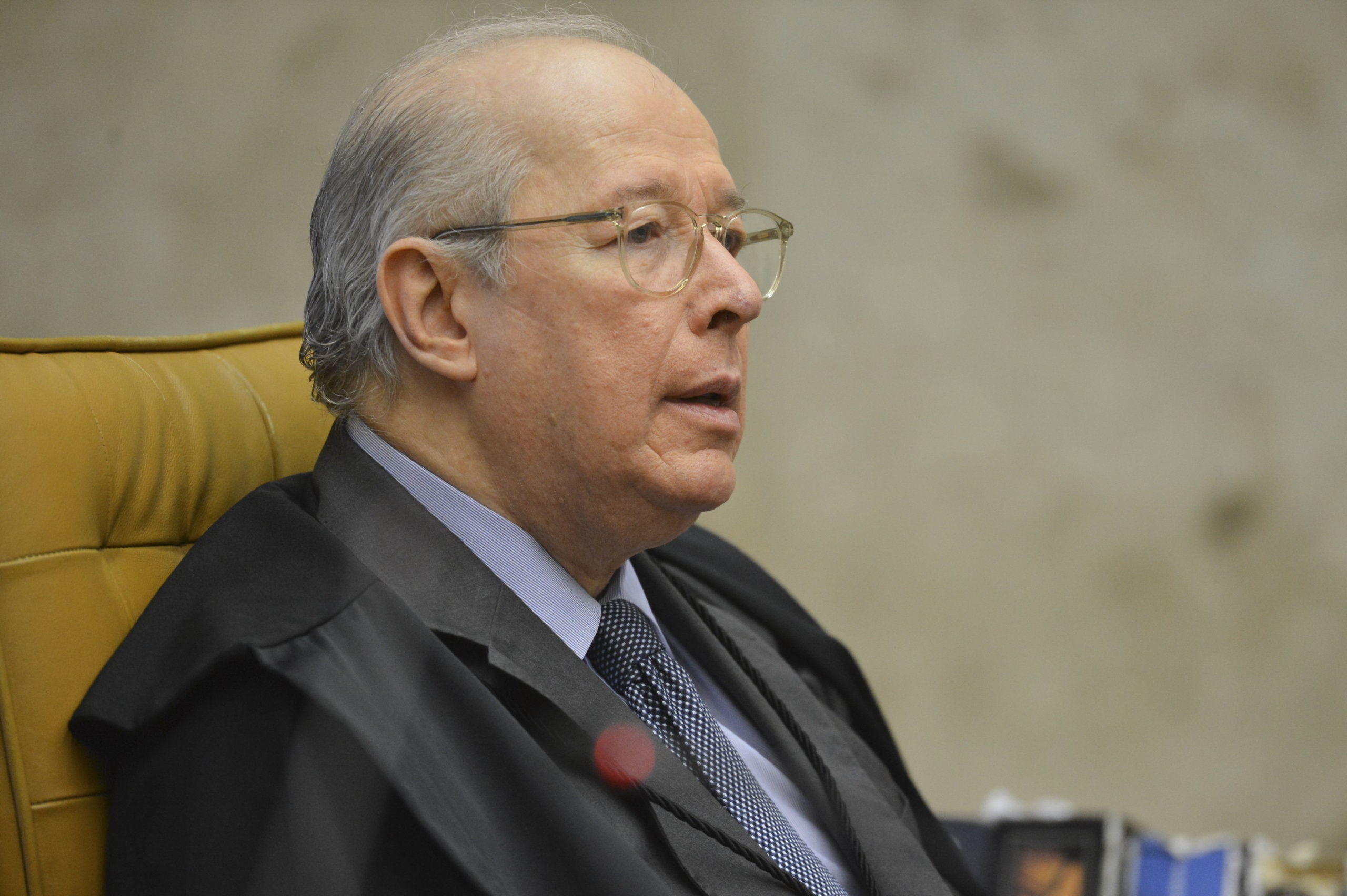 O ministro aposentado do Supremo Tribunal Federal Celso de Mello, sério, de perfil, de óculos de grau e roupa formal