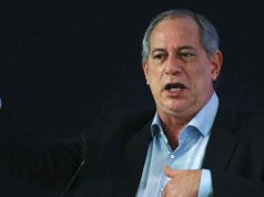 Ciro Gomes falando e gesticulando, sério