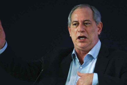 Ciro Gomes falando e gesticulando, sério