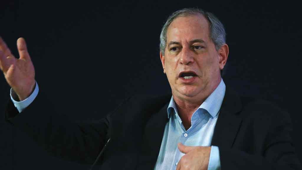 Ciro Gomes falando e gesticulando, sério