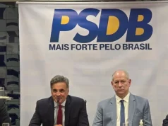 O deputado federal e presidente do PSDB Aécio Neves ao lado de Ciro Gomes, que compõe o PSDB desde o final de 2025, após saída do PDT