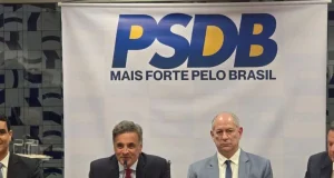 O deputado federal e presidente do PSDB Aécio Neves ao lado de Ciro Gomes, que compõe o PSDB desde o final de 2025, após saída do PDT