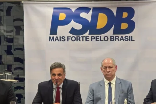 O deputado federal e presidente do PSDB Aécio Neves ao lado de Ciro Gomes, que compõe o PSDB desde o final de 2025, após saída do PDT