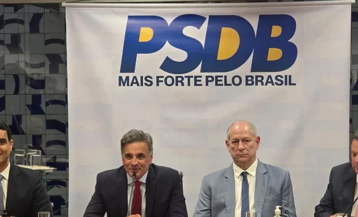 O deputado federal e presidente do PSDB Aécio Neves ao lado de Ciro Gomes, que compõe o PSDB desde o final de 2025, após saída do PDT