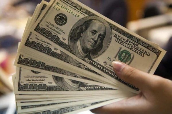 Dólar cai abaixo de R$ 5 pela primeira vez em mais de 2 anos