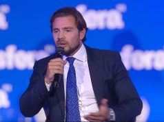 dono do Banco Master, Daniel Vorcaro, falando em microfone