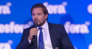 dono do Banco Master, Daniel Vorcaro, falando em microfone