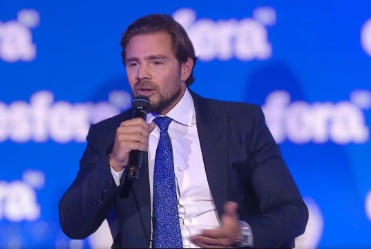 dono do Banco Master, Daniel Vorcaro, falando em microfone