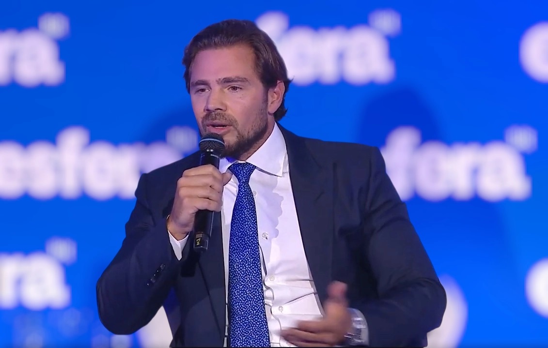 dono do Banco Master, Daniel Vorcaro, falando em microfone