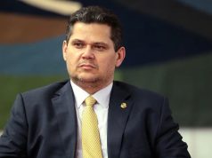 O presidente do Senado e do Congresso, Davi Alcolumbre (União-AP), sentado, sério, sem olhar para a câmera