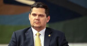 O presidente do Senado e do Congresso, Davi Alcolumbre (União-AP), sentado, sério, sem olhar para a câmera