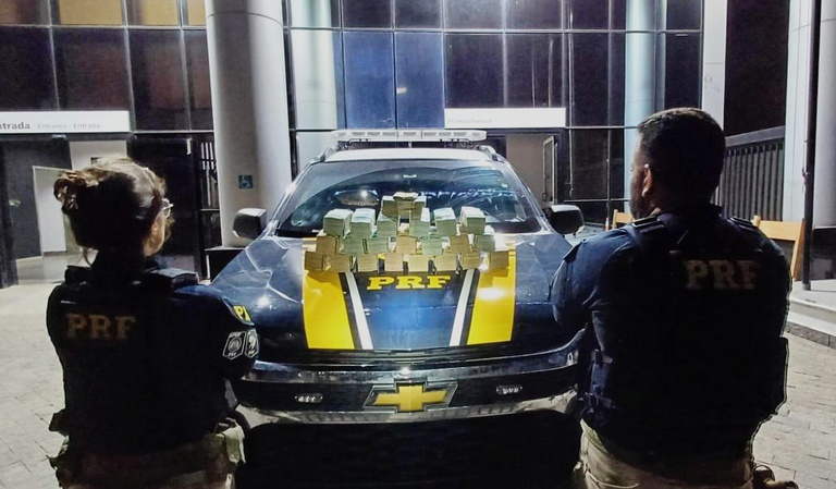Dois agentes da PRF com montante em dinheiro vivo de R$ 746 mil achado no carro de Sérgio Felipe