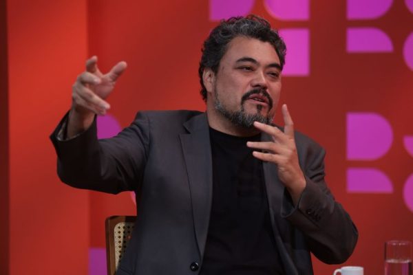 Paraná terá que indenizar Sakamoto por considerá-lo "foragido" por homicídio; entenda