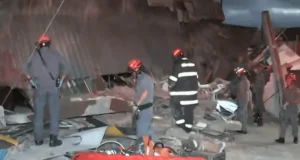 Bombeiros realizando o resgate, após desabamento em padaria no Capão Redondo.