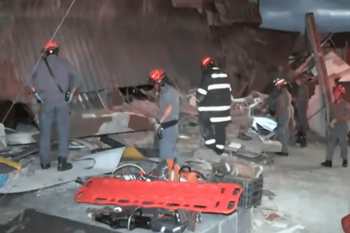 Bombeiros realizando o resgate, após desabamento em padaria no Capão Redondo.