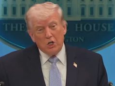 Donald Trump falando, sério, com roupa social