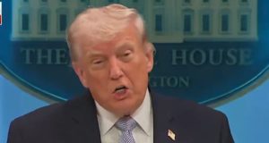 Donald Trump falando, sério, com roupa social