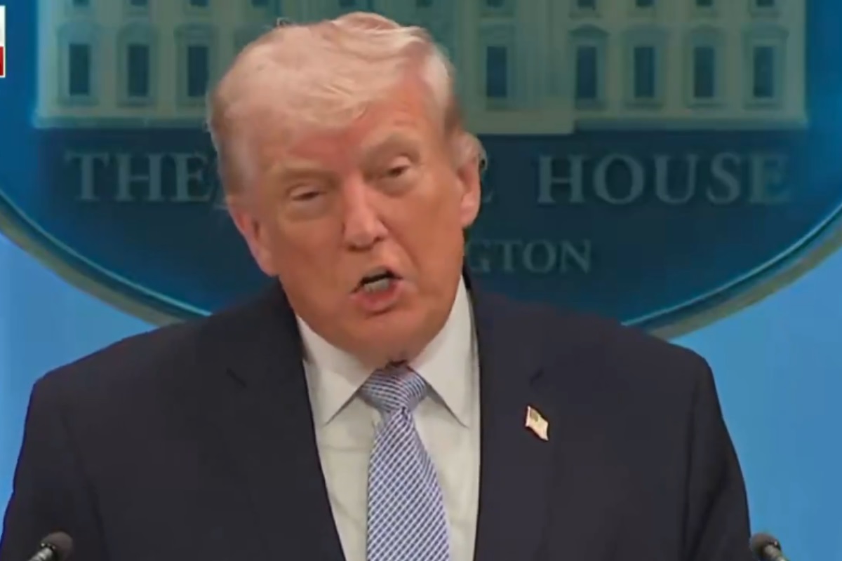  Donald Trump falando, sério, com roupa social