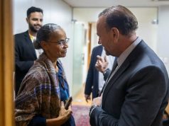 Marina Silva e Edinho Silva conversando, em pé, frente a frente