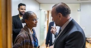 Marina Silva e Edinho Silva conversando, em pé, frente a frente