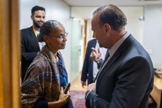 Marina Silva e Edinho Silva conversando, em pé, frente a frente