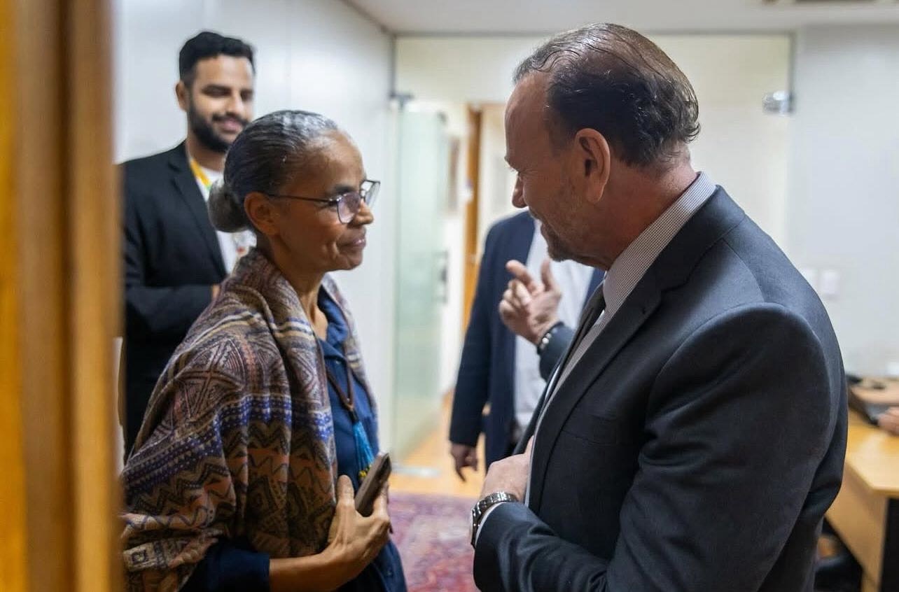 Marina Silva e Edinho Silva conversando, em pé, frente a frente