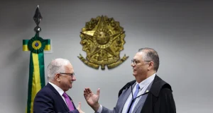 O ministro e presidente do STF Fachin rasgou elogios a proposta de reforma no Judiciário, proposta pelo também ministro Flávio DIno