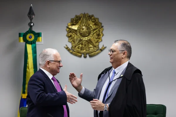 Fachin se esquiva de embate e elogia proposta de Dino para reforma do judiciário