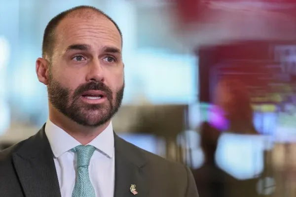 Com Dino, STF tem 3 votos para condenar Eduardo Bolsonaro em processo contra Tabata