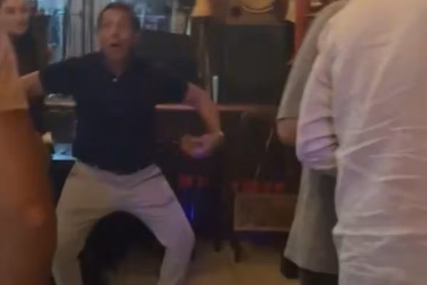 VÍDEO - Pai de argentina racista repete gesto que fez filha ser presa no Brasil