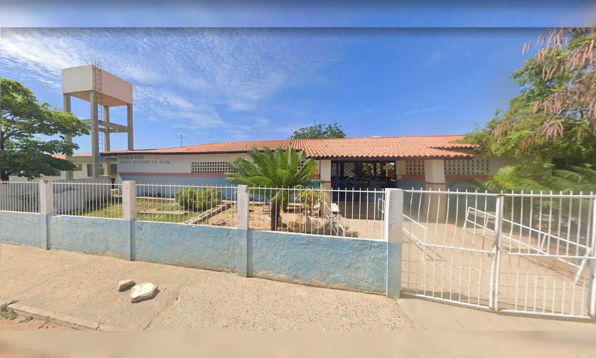 Colégio Estadual Artur Oliveira, em Juazeiro, na Bahia, em dia de sol