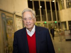 ex-presidente Fernando Henrique Cardoso, de óculos, sério, de roupa de frio