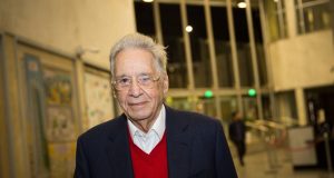 ex-presidente Fernando Henrique Cardoso, de óculos, sério, de roupa de frio