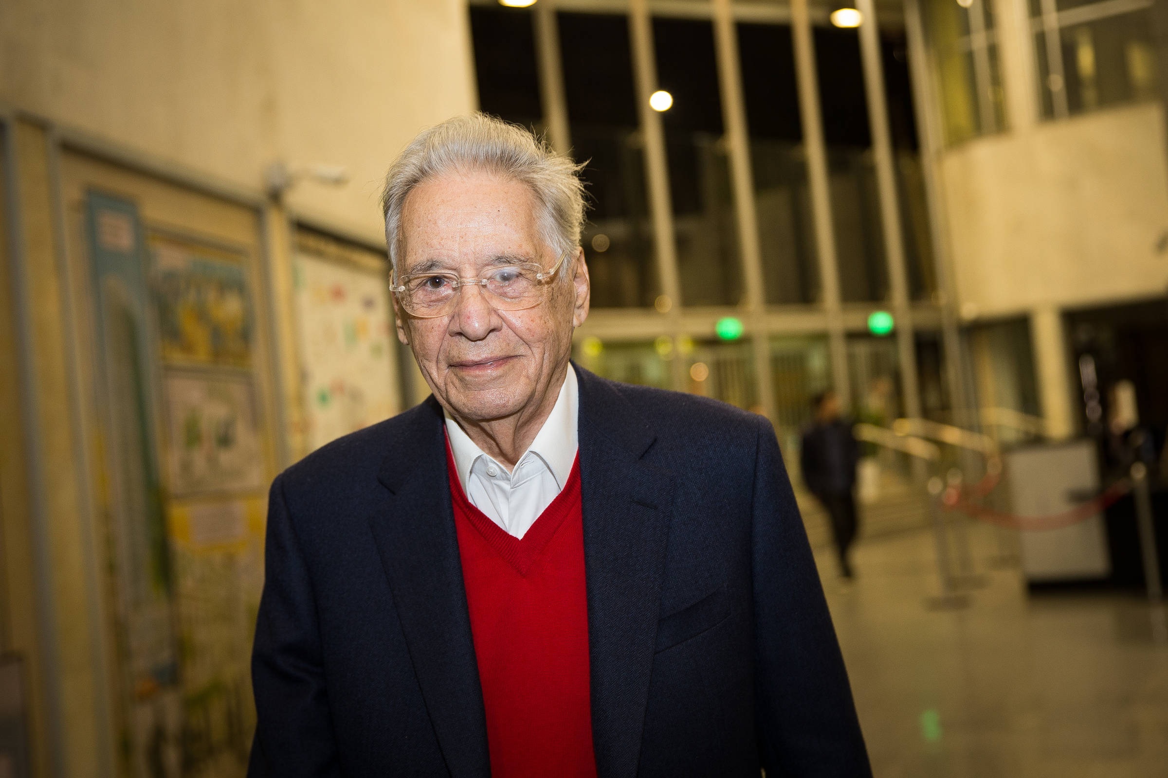 ex-presidente Fernando Henrique Cardoso, de óculos, sério, de roupa de frio