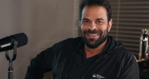 Fabiano Zettel, cunhado banqueiro Daniel Vorcaro, de moletom preto, sorrindo para a câmera