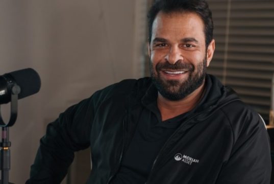 Fabiano Zettel, cunhado banqueiro Daniel Vorcaro, de moletom preto, sorrindo para a câmera