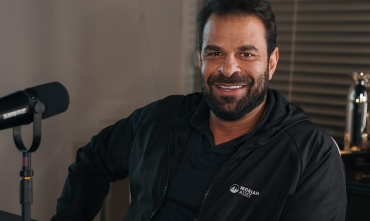 Fabiano Zettel, cunhado banqueiro Daniel Vorcaro, de moletom preto, sorrindo para a câmera