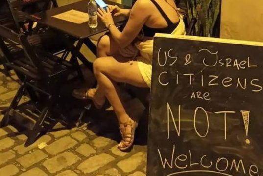 "Cidadãos dos EUA e de Israel não são bem-vindos", diz placa do bar Partisan