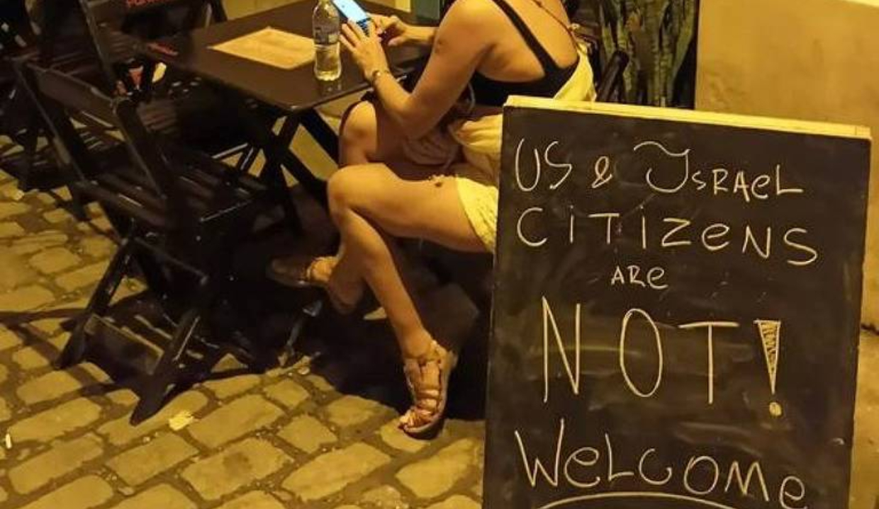 "Cidadãos dos EUA e de Israel não são bem-vindos", diz placa do bar Partisan