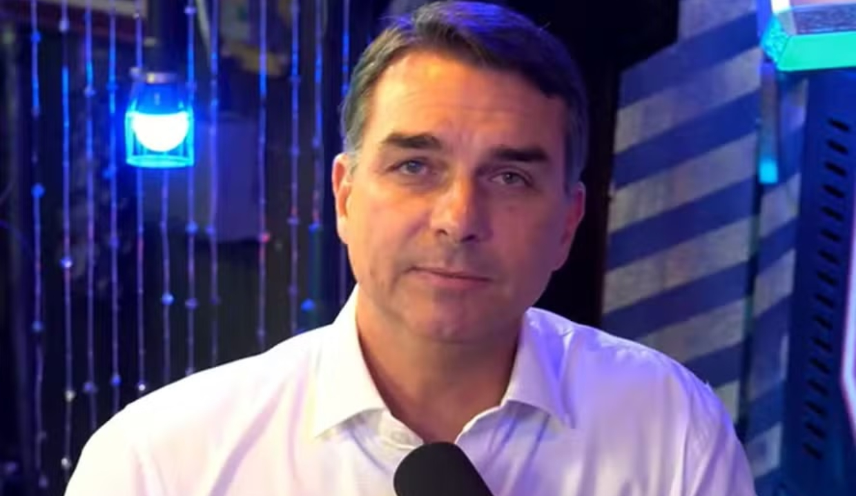 O senador Flávio Bolsonaro (PL) sério, de camisa social branca