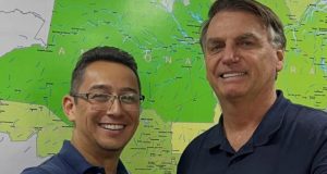 Carlos Eduardo Antunes Torres e Jair Bolsonaro sorrindo lado a lado