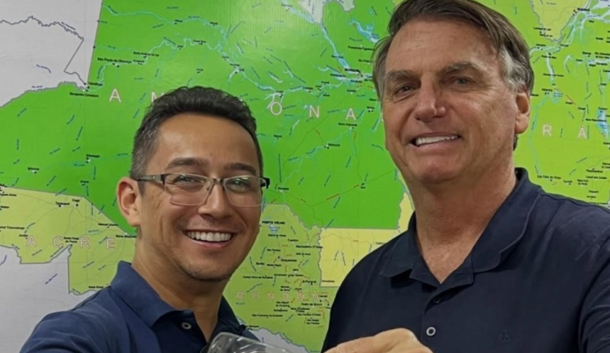 Carlos Eduardo Antunes Torres e Jair Bolsonaro sorrindo lado a lado