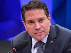 Alexandre Ramagem sério, com expressão atenta, sem olhar para a câmera