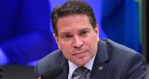 Alexandre Ramagem sério, com expressão atenta, sem olhar para a câmera