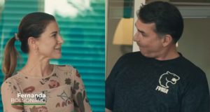 Fernanda Bolsonaro e Flávio Bolsonaro se olhando e rindo