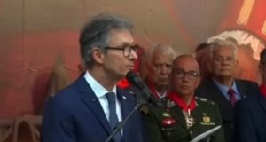 Márcio Borges e Yé Borges enquanto Romeu Zema discursava