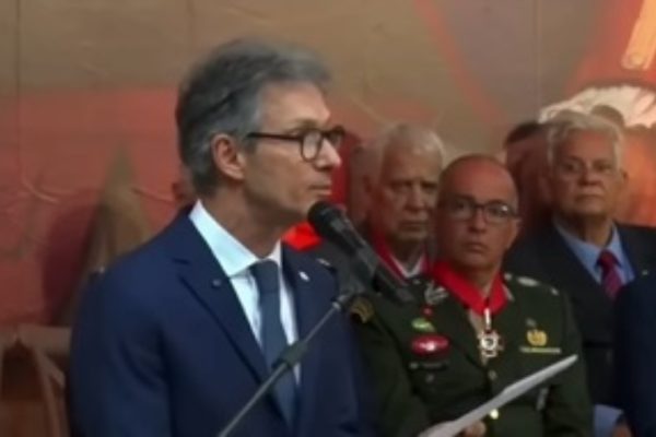 VÍDEO - Compositores Márcio e Yé Borges abandonam cerimônia durante discurso de Zema